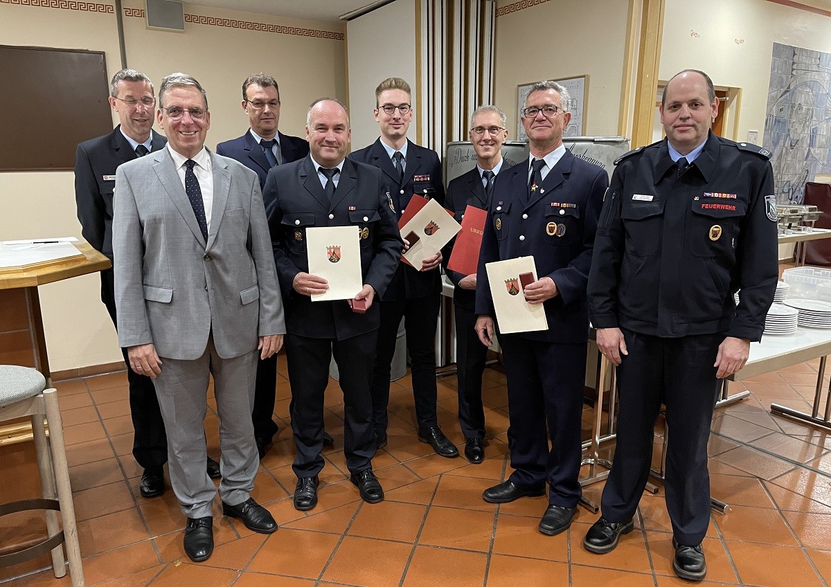 Jens Weinriefer (Wehrfhrer der VG Montabaur, links) und Andree Stein (Erster Beigeordneter und Brandschutzdezernent der VG Montabaur) sind dankbar: Sie haben in ihren Reihen zahlreiche Feuerwehrangehrige, die sich seit Jahrzehnten engagieren. (Foto: Freiwillige Feuerwehr Nentershausen)