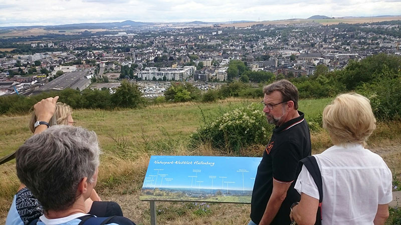 Auf der Wanderung erfahren die Teilnehmer viel ber den Weinbau. Foto: Stadt Neuwied. 