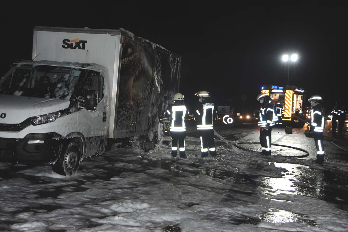 Der Ladebereich des Fahrzeuges brannte trotz des schnellen Eingreifens der Feuerwehren durch. (Fotos: kk)