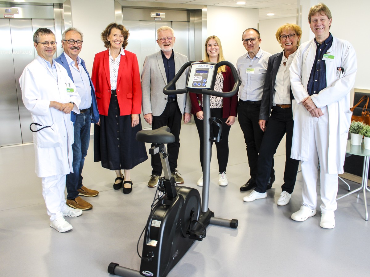ber das neue Ergometer im "Stilling" freuen sich: Chefarzt Professor Dr. Ralph Naumann, Manfred Jakob, Dr. Margrit Prohaska-Hoch, Hans-Werner Bieler (alle Frderverein), Stationsleiterin Vanessa Teipel, Pflegedienstleiter Wadim Linde, Jutta Aulmann (Frderverein) und Chefarzt Dr. Martin Klump. (Foto: Diakonie in Sdwestfalen)