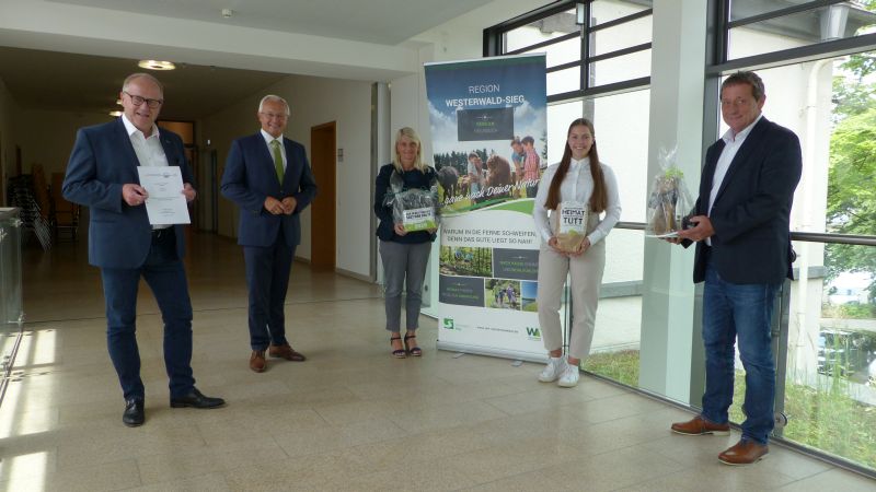 Mit kleinen Geschenken aus der Region Westerwald honorierten die Landrte der drei Landkreise gemeinsam mit dem Vorstand der Wir Westerwlder gAR die Arbeit von Lorena Schwientek (v.l.n.r.): Dr. Peter Endres, Landrat Altenkirchen; Achim Hallerbach, Landrat Neuwied; Sandra Kster, Vorstndin Wir Westerwlder; Lorena Schwientek; Achim Schwickert, Landrat Westerwald. Foto: privat