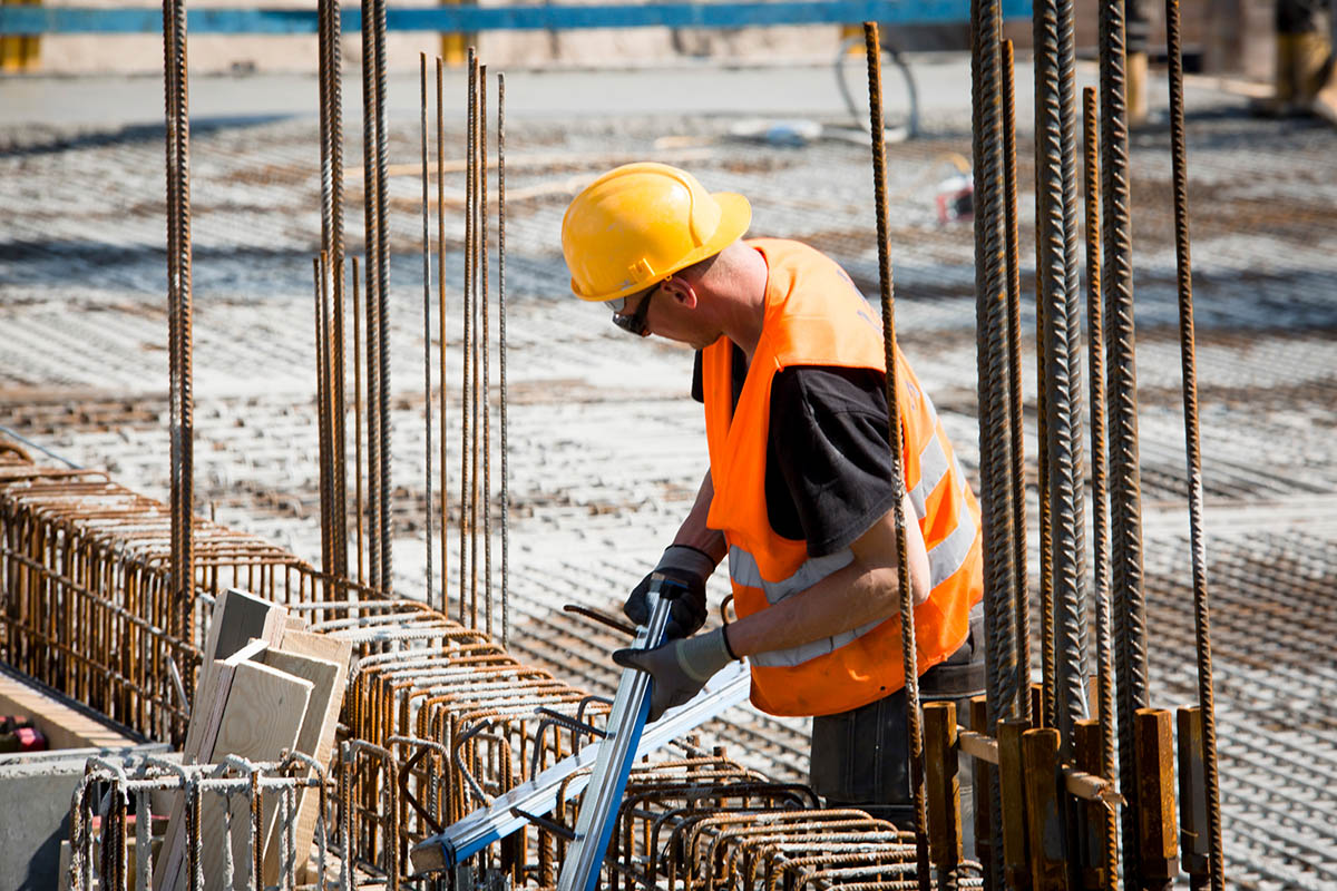 Wer auf dem Bau arbeitet, hat auch in Pandemie-Zeiten alle Hnde voll zu tun. Doch nach Beobachtung der IG BAU sind viele Beschftigte deutlich unterbezahlt. Sie sollten daher einen Lohn-Check machen und notfalls den Arbeitgeber wechseln. Foto: IG-Bau | Tobias Seifert
