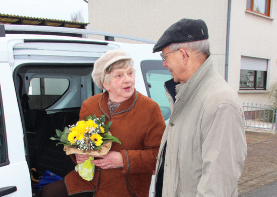Willkommen mit einem Blumenstrau: Jrgen Janke chauffierte bei der Premiere Gisela Hoffmann nach Altenkirchen und zurck. (Foto: Verbandsgemeindeverwaltung Altenkirchen)
