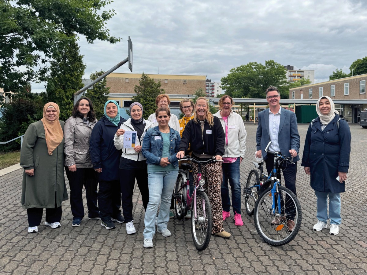 Mit Motivation und Spa lernen die Teilnehmerinnen am Fahrrad-Lernkurs von Stadt und Kreis Neuwied in sicherer Umgebung auf dem Schulhof der ehemaligen Raiffeisenschule das Fahrradfahren. (Foto: Christian Balthasar)