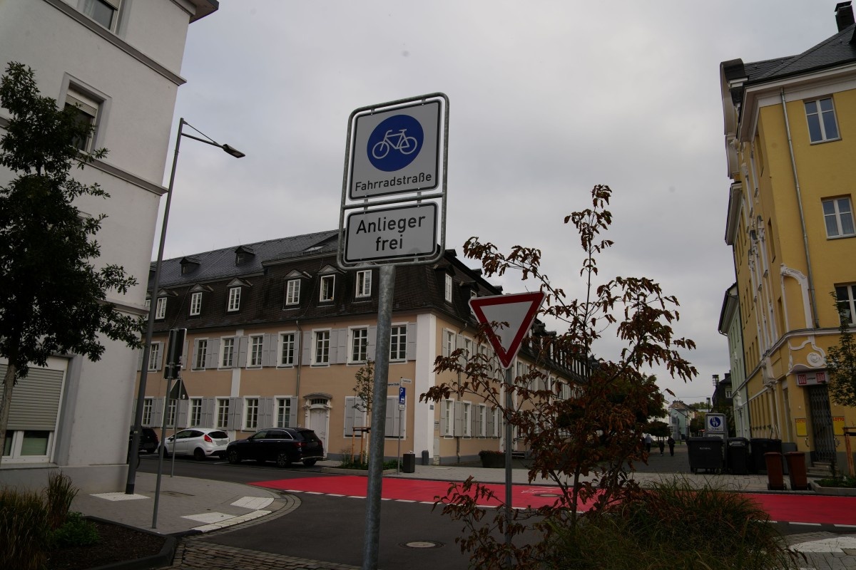 Die Engerser Stra�e zwischen Wilhelm- und Pfarrstra�e ist seit Juni als Fahrradstra�e ausgewiesen. Sie bildet einen wichtigen Baustein f�r eine durchg�ngige Radverbindung durch die Neuwieder Innenstadt. (Foto: Stadt Neuwied/Nico Burkhardt)