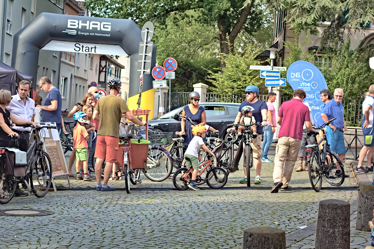 Ziel für kleine und große Radfans: auf dem zentral gelegenen Kirchplatz starteten die Teilnehmer auf die Radstrecken einer Rallye durch die Stadtteile. Foto: Spitzenkraft / Bad Honnef