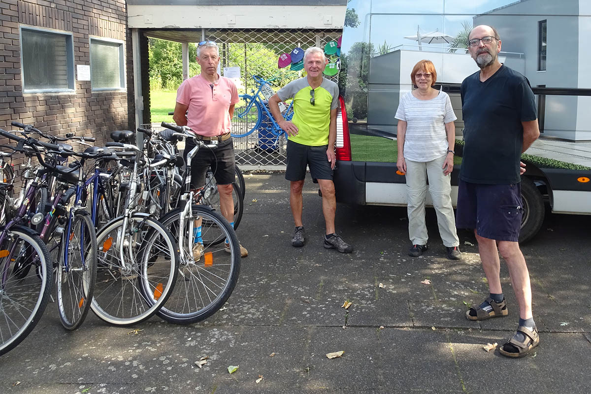 Von links: Kurt Werheit und Hans Gammler, Radsport-Team Kern Haus, Sibylle Meyer und Gerd Fabender, Gemeinsam fr Vielfalt e. V.. Foto: privat