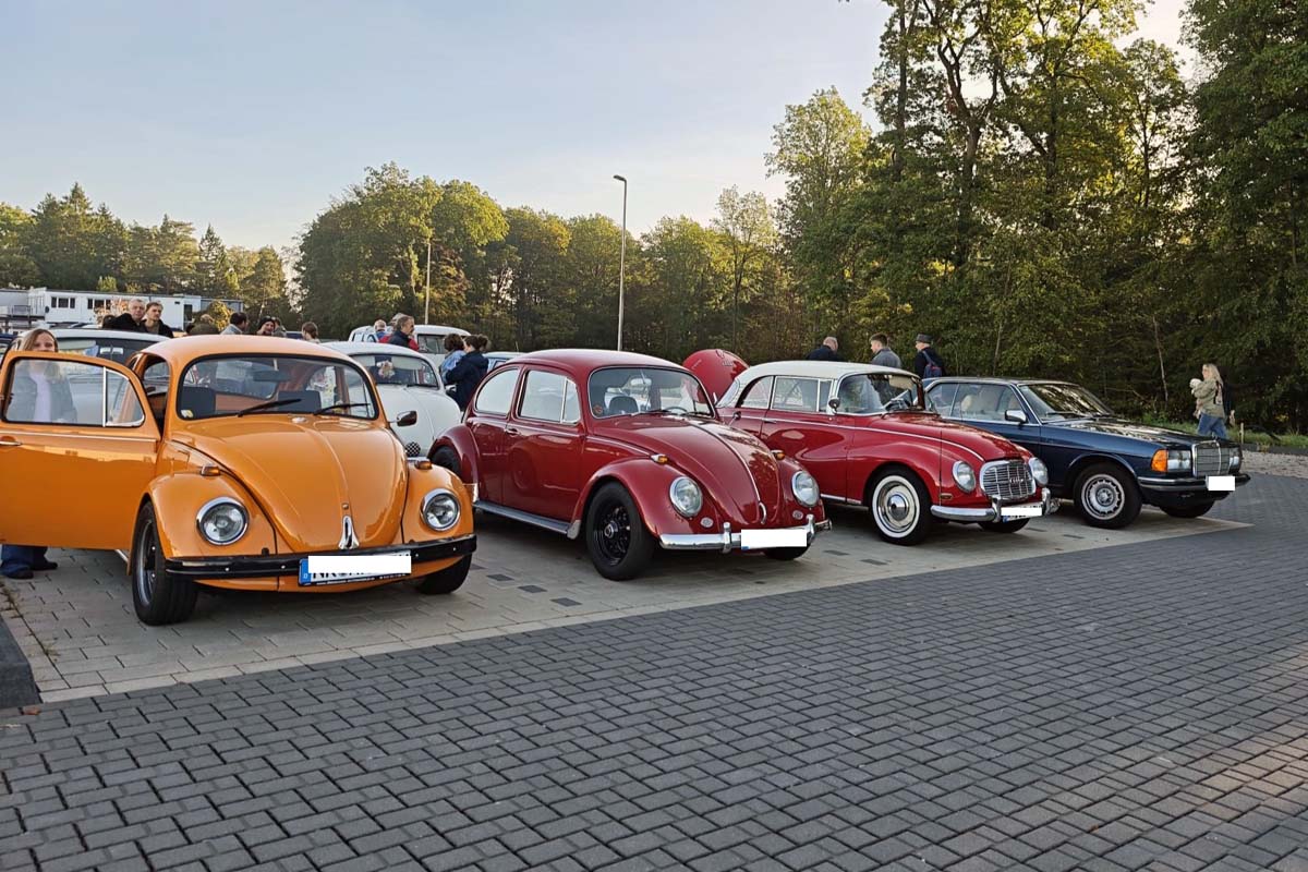 Der Parkplatz am B�rgerhaus f�llte sich bereits fr�h (Bilder: kk�)