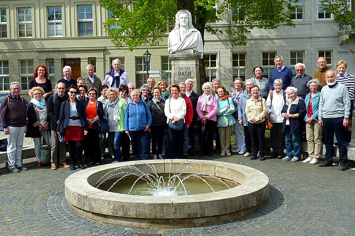 Die Reisegruppe vor der Bach-Bste in Kthen. Foto: Hans Hartenfels