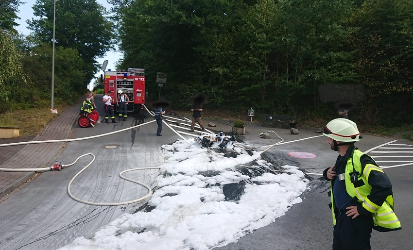 Motorrad brannte in Peterslahr. (Fotos: Feuerwehr)