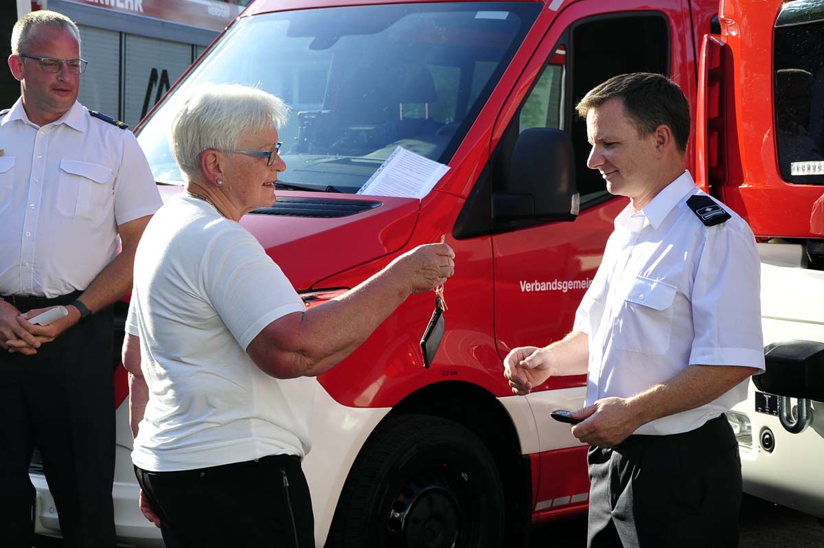 Anneliese Hess, Beigeordnete der VG, bergibt die Schlssel an Markus Lhr.Links BKI Ralf Schwarzbach (Bilder: kk)