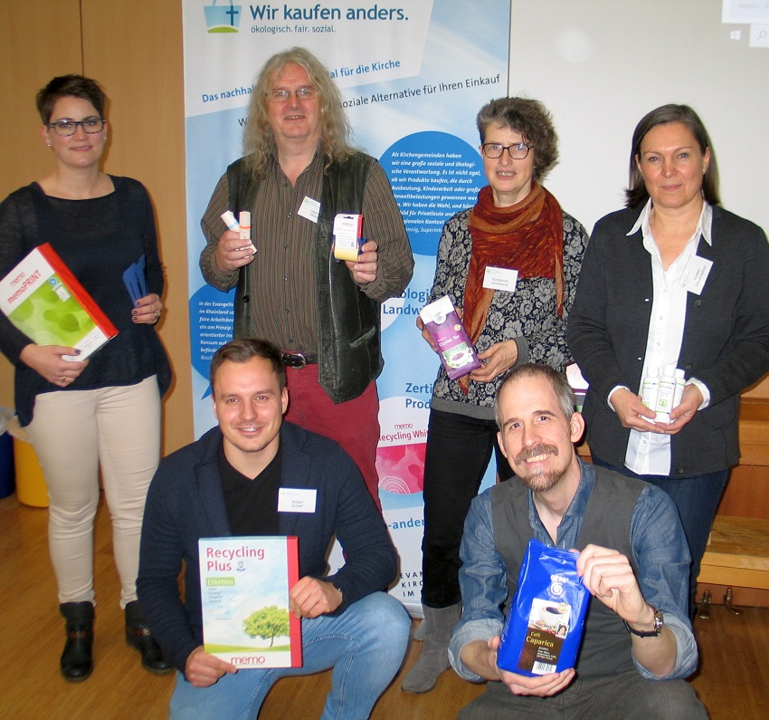 Beim Fachseminar in Altenkirchen informierten und warben u.a. (hintere Reihe v.l.) Janine Dietsch (GM Niederrhein), Helmut Mller (GM Kln-Bonn), Klimaschutzmanagerin Dr. Konstanze Ameskamp, Kirsten Troost-Ashour (EKiR- Landeskirchenamt) und (vor-ne) Klimaschutzbeauftragter Robert Schlief und Claudio Gnypek (GM Westliches Ruhrgebiet). (Foto: Petra Stroh)