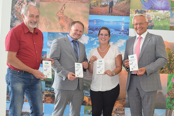 Freuen sich gemeinsam auf das bunte Programm der Fairen Woche (v.l.n.r.): Wolfgang Rahn, Sprecher der Steuerungsgruppe Fair Trade Stadt Neuwied, Oberbrgermeister Jan Einig, Gabi Schfer, Kreisverwaltung, und Landrat Achim Hallerbach. Foto: pr