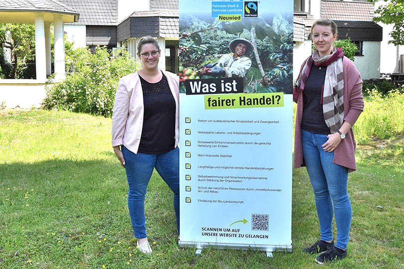 Von links: Gabi Schfer (Kreis) und Alena Linke (Stadt) bei der Prsentation des Banners. Foto: Stadt Neuwied