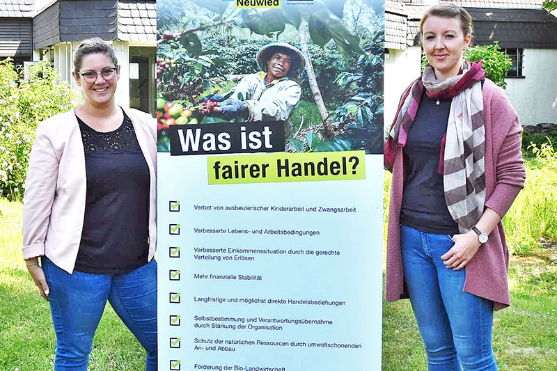 Gabi Schäfer (links) und Alena Linke haben ein interessantes Programm für die Fairen Wochen zusammengestellt. Foto: Stadt Neuwied