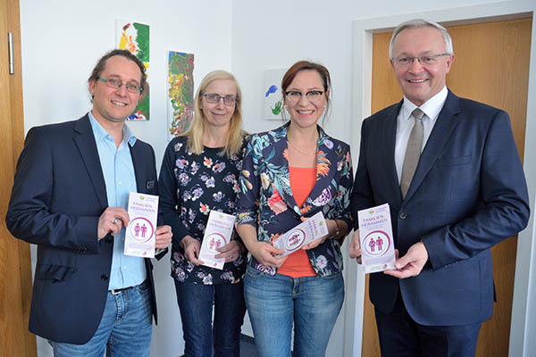 Landrat Achim Hallerbach, die Netzwerkkoordinatorin fr Kindeswohl und Frhe Hilfen, Daniela Kiefer, Michaela Wingen und der stellvertretende Jugendamtsleiter Uwe Kukla (v.r.n.l.) werben fr das Angebot des Jugendamtes mit einem speziellen Flyer. Foto: Kreisverwaltung