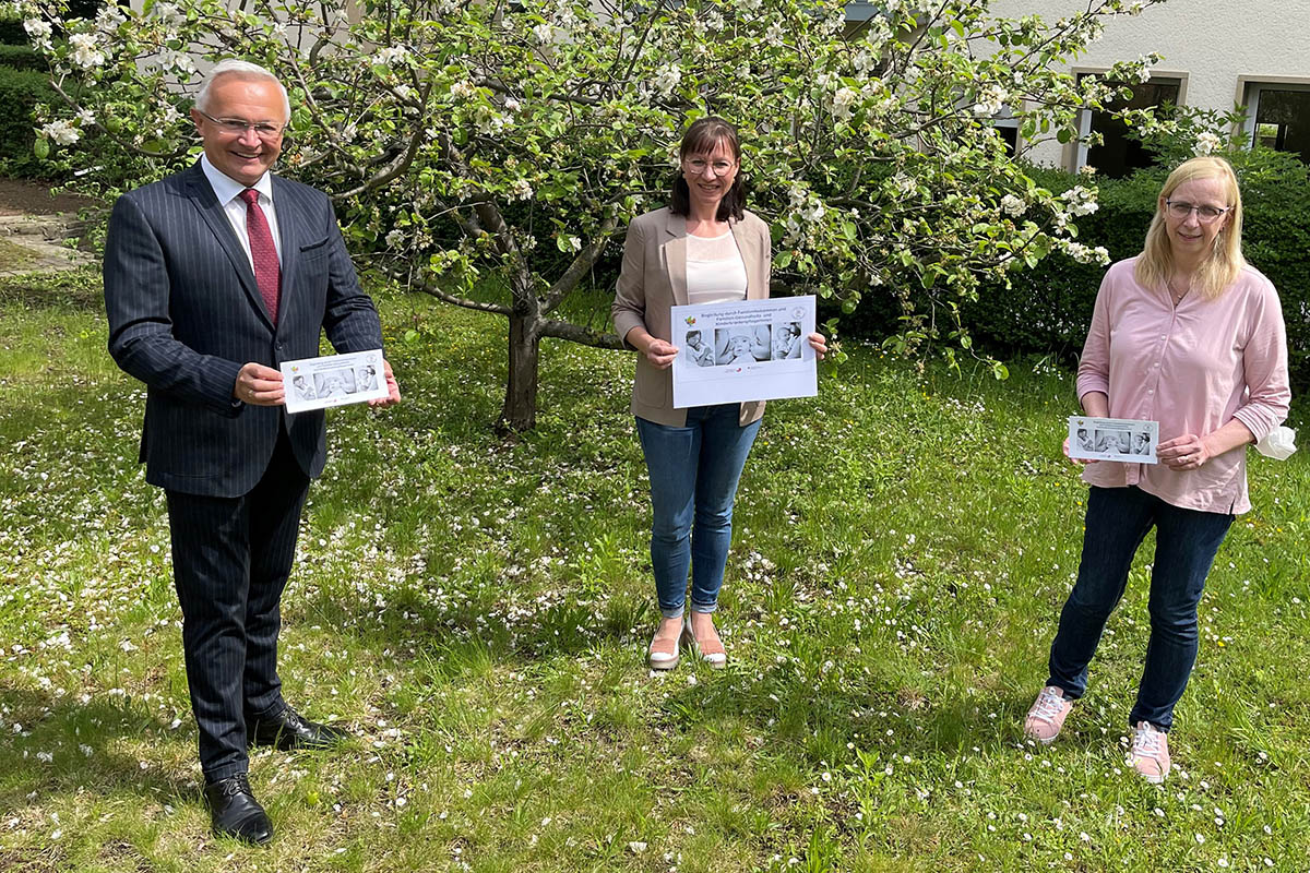 Landrat Achim Hallerbach freut sich, dass jungen Eltern im Kreis Neuwied mit Daniela Kiefer (Mitte) und Michaela Wingen zwei kompetente Ansprechpartnerinnen zur Verfgung stehen. Foto: Kreisverwaltung