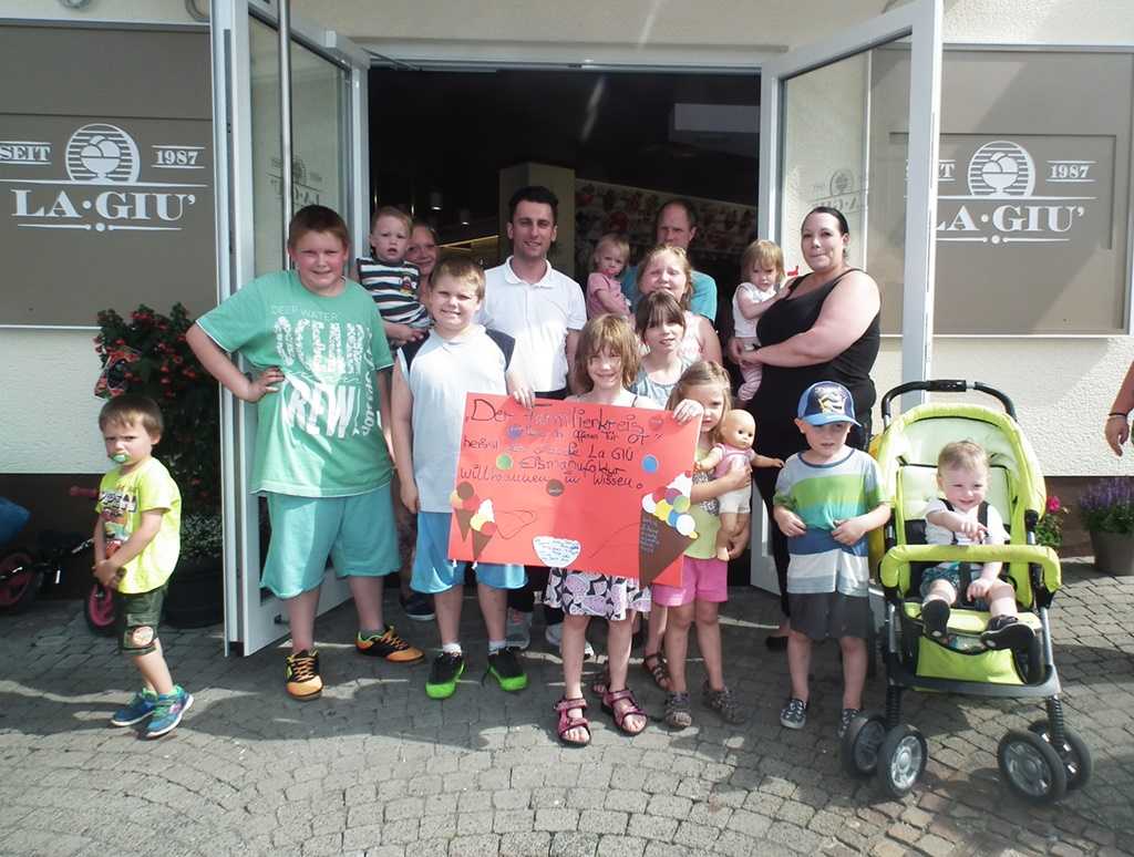 Die Kinder des Familienkreises berreichten Inhaber Giuseppe Ritacco ein selbstgemachtes Plakat als Willkommensgeschenk. Fotos: Regina Steinhauer 