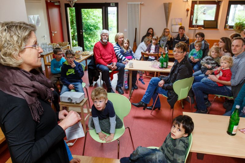  Whrend einer kleinen Feierstunde im Evangelischen Kindergarten Hhr-Grenzhausen hat sich Pfarrerin Monika Christ nun bei allen Untersttzern des Familienzentrums "Die Arche" bedankt. Fotos: Peter Bongard