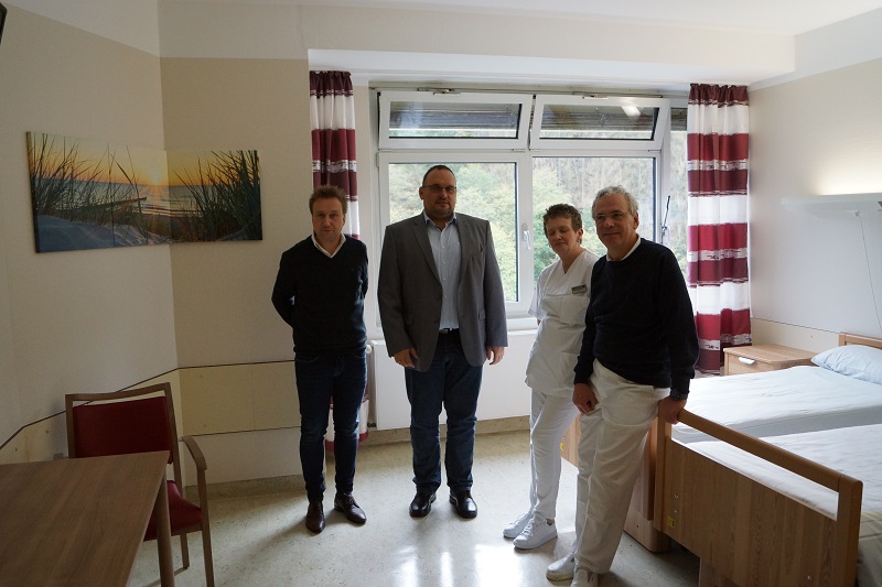 Von links: Nicki Billig (Kaufmnnischer Direktor), Georg Becker (1. Vorsitzender Frderverein), Sr. Ilona Mersch (Stationsleitung) und Dr. med. Bernd Mittag (Chefarzt GynGebH) (Foto: DRK Krankenhaus Kirchen)