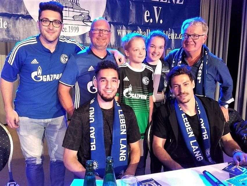 Fanclub mit Schalke-Spielern Bentaleb und Stambouli. Fotos: Fanclub