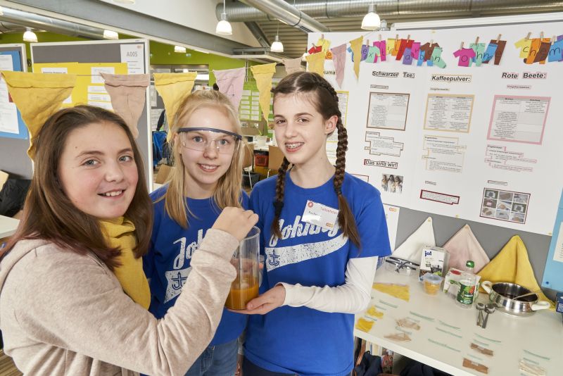 Textilfarben ohne Chemie stellten Maya Steiger, Eva Berres und Sophie von Koblinski her. Fotos: Sascha Ditscher/evm