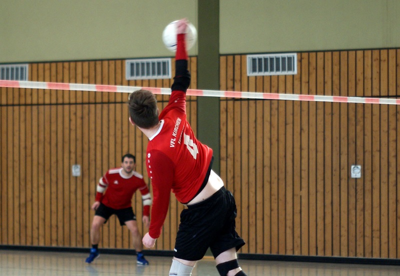 Trotz zahlreicher guter Aktionen gab es am zweiten Spieltag keine Punkte fr die Faustballer der Seniorenteams des VfL Kirchen (im Bild: Angreifer Jan Brendebach). (Foto: Tobias Stinner)