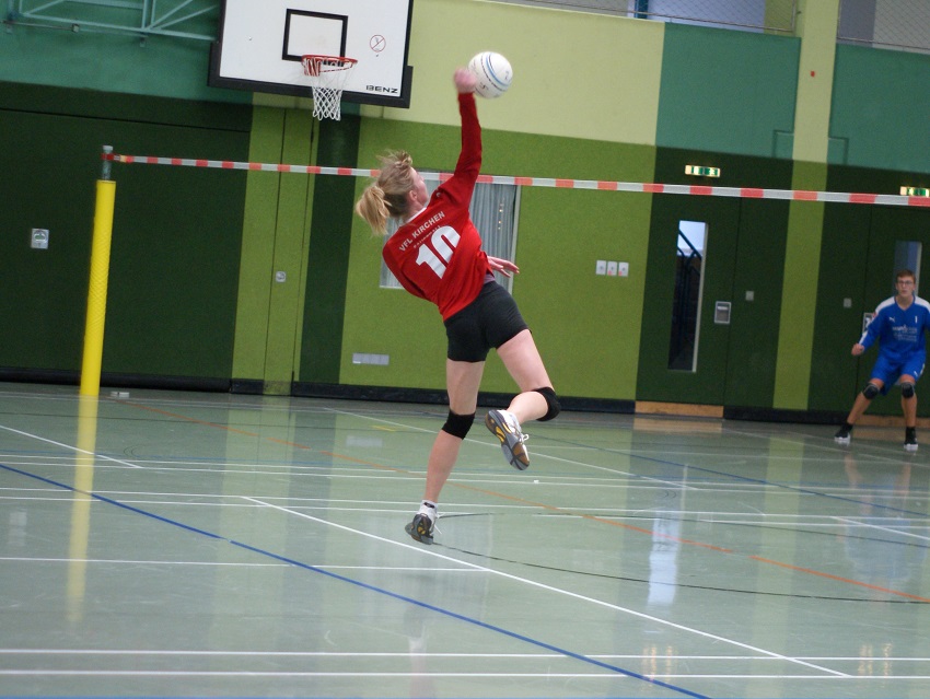 Am dritten Spieltag sahen die Zuschauer in der Molzberghalle zahlreiche packende Spiele (im Bild: Mixed-Angreiferin Josefine Pfeifer). (Foto: Tobias Stinner)