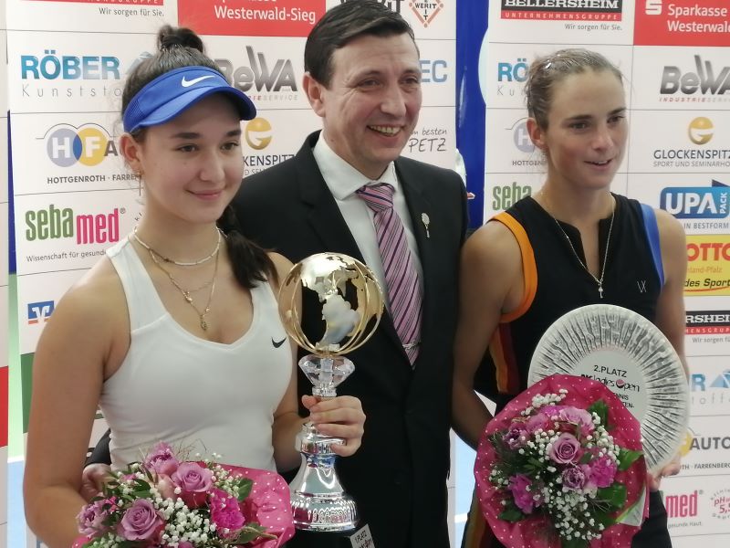 Strahlen um die Wette (von links): Siegerin Eva Lys, Turnierdirektor Razvan Mihai und Bibiane Schoofs, die im Finale unterlag. (Foto: hak)