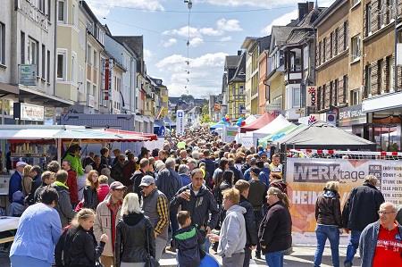 Geschtzt 20.000 Besucher lockte das erste Wissener Stadtfest anlsslich 50 Jahre Stadt Wissen an. Die Rathausstrae war so voll wie noch nie in Ihrer langen Geschichte. (Foto: P.J. Steinke)