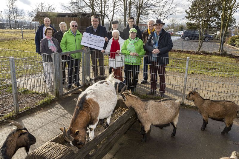 Der Frderverein des Wildparks erhlt einen Spendenscheck von den Plattschwtzern. Foto: Fotostudio Rder-Moldenhauer
