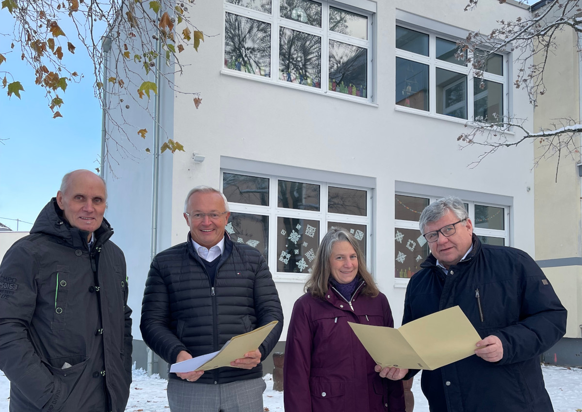  Freuen sich ber die gelungene Umsetzung des Anbaus: (von links) Techniker Friedhelm Bartels vom Immobilienmanagement der Kreisverwaltung, Landrat Achim Hallerbach, Konrektorin Christina Mller und Beigeordneter Michael Mahlert. (Foto: KV Neuwied)