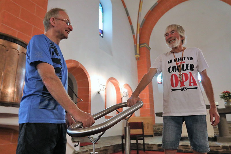 Bert Anheuser, Vorsitzender des Frdervereins (links) freut sich mit Ex-Pfarrer Hans Joachim Simon (rechts) ber die neue Ausstattung. Foto: privat