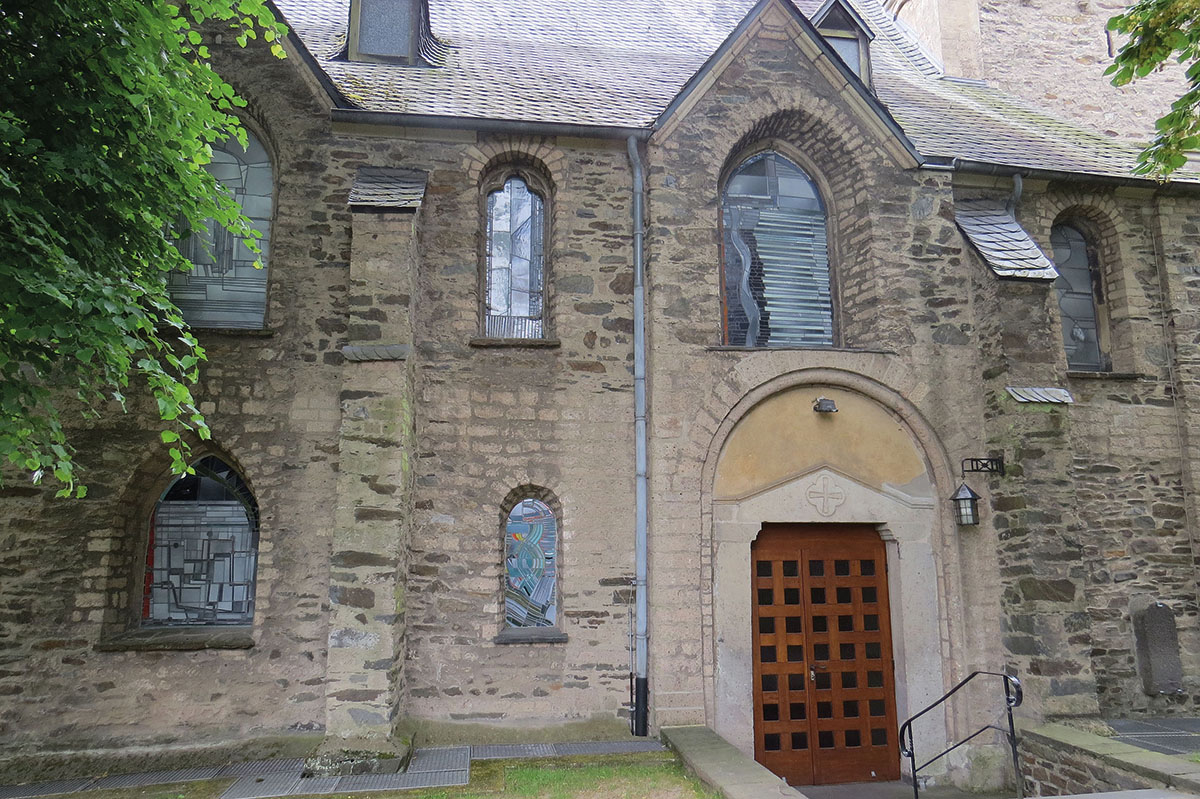 Meistermann-Fenster der Feldkirche bewundern