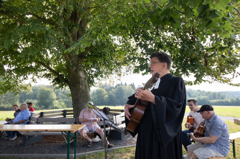 Rckerother Platz an der Feldlinde mit Dippekuchen eingeweiht