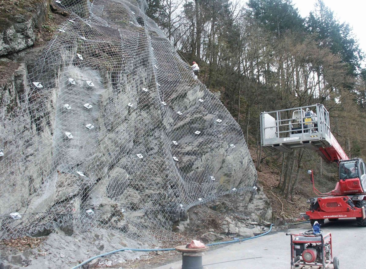 Befestigung eines Stahlnetzes (Fotos: Bernhard Theis)