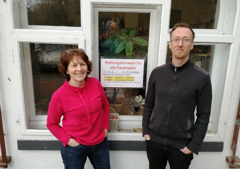 Margret Staal und Ingo Loeb wissen, dass das Schild mit den Rettungshinweisen fr die Feuerwehr eminent wichtig ist. (Foto: hak)