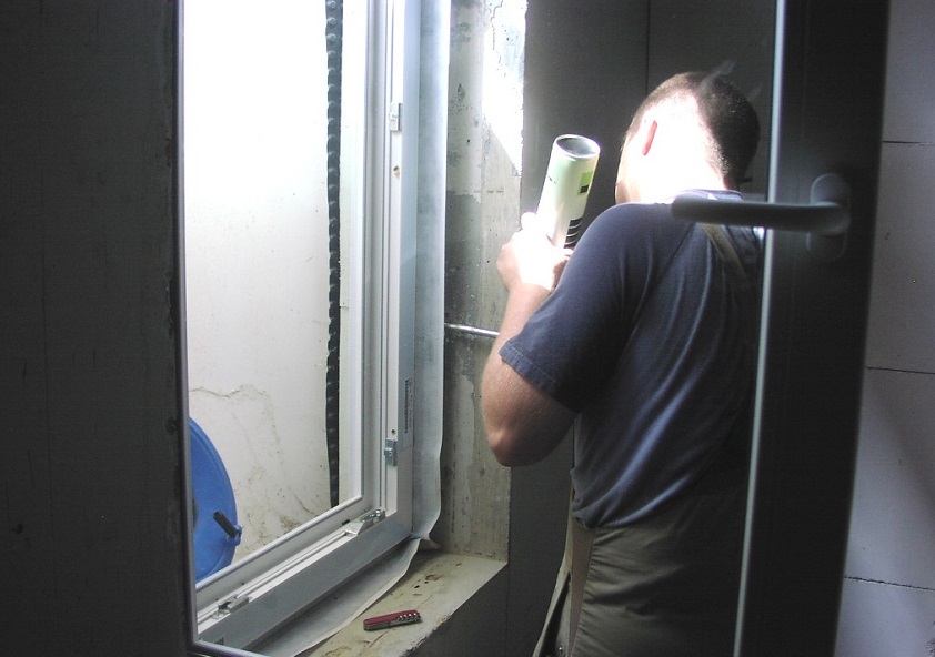 Montageschaum reicht beim Einbau neuer Fenster nicht aus  der Rahmen muss luftdicht in der Leibung verklebt werden. (Foto: VZ RLP)