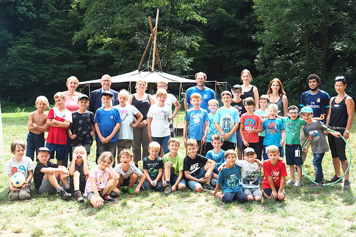 Brgermeister Michael Kessler besuchte die Kinder bei der Ferienbetreuung im Brexbachtal. Foto: Stadt Bendorf