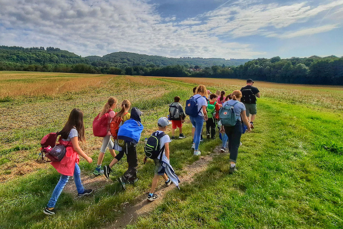 Die Gruppe der Sieben- bis Zwölfjährigen unternahm auch eine ausgedehnte Wanderung durch Wald und Feld. Foto: Stadt Neuwied 