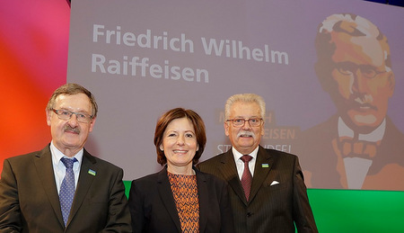 Werner Bhnke (rechts) und Josef Zolk, Vorsitzender und stellvertretender Vorsitzender der Deutschen-Friedrich-Wilhelm-Raiffeisen-Gesellschaft, mit Ministerprsidentin Malu Dreyer beim Festakt in Mainz. (Fotos: Deutsche Friedrich-Wilhelm-Raiffeisen-Gesellschaft/Pedro Becerra) 