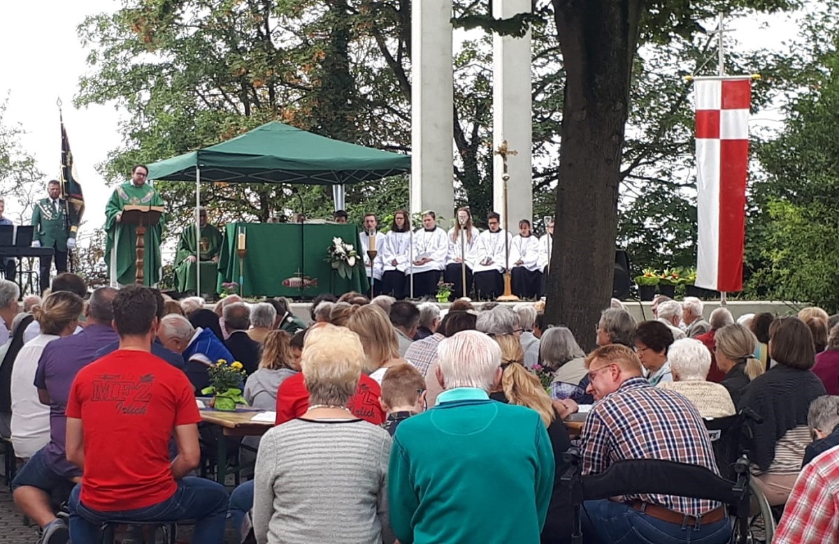 Bei bestem Wetter wurde auf dem Kirchplatz gefeiert. (Foto: privat)