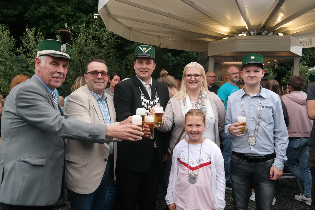 Karl-Heinz Henn und Claus Behner freuen sich mit Schtzenknig Marcel und Knigin Marie sowie Jungschtzenknig Johannes und Schlerprinzessin Nele auf das 135. Wissener Schtzenfest. (Fotos: rst)