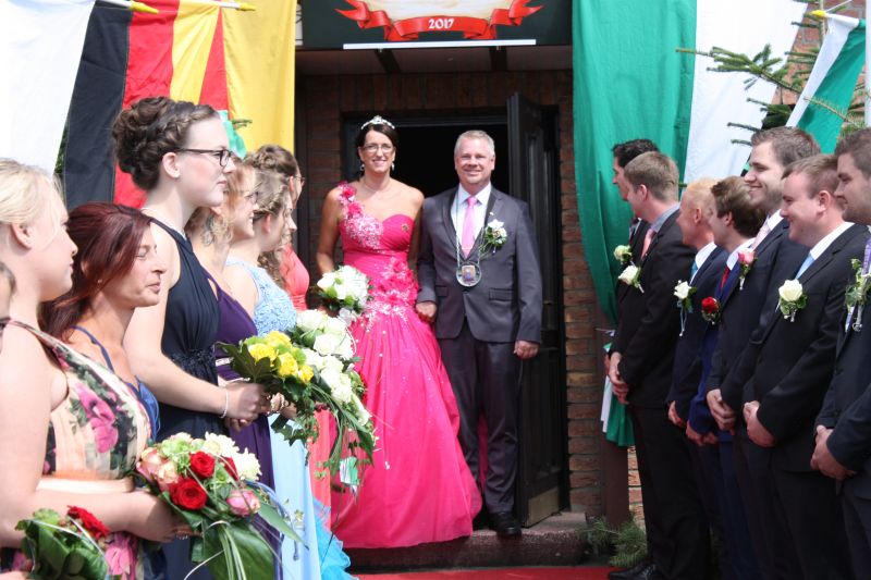 Königin Karin schritt mit König Torsten I. heraus, während der Hofstaat Spalier stand Foto: jkh