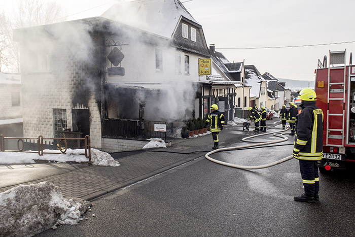 Bei Brand im Imbiss werden vier Personen verletzt