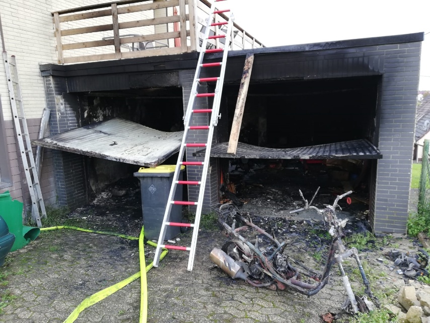 Die Doppelgarage brannte komplett aus, auch ein Roller fiel den Flammen zum Opfer. (Fotos: Feuerwehr Hamm/Sieg)