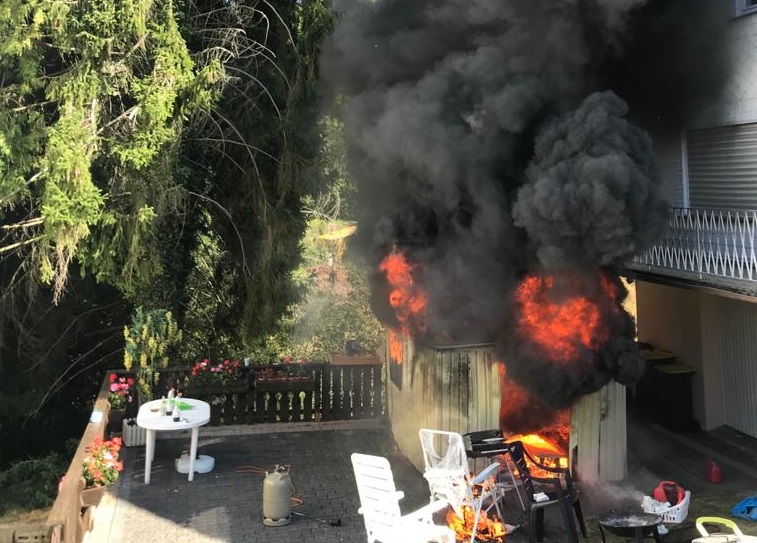 Bei Eintreffen der Feuerwehr stand der Schuppen lichterloh in Flammen. (Fotos: privat/Feuerwehr)