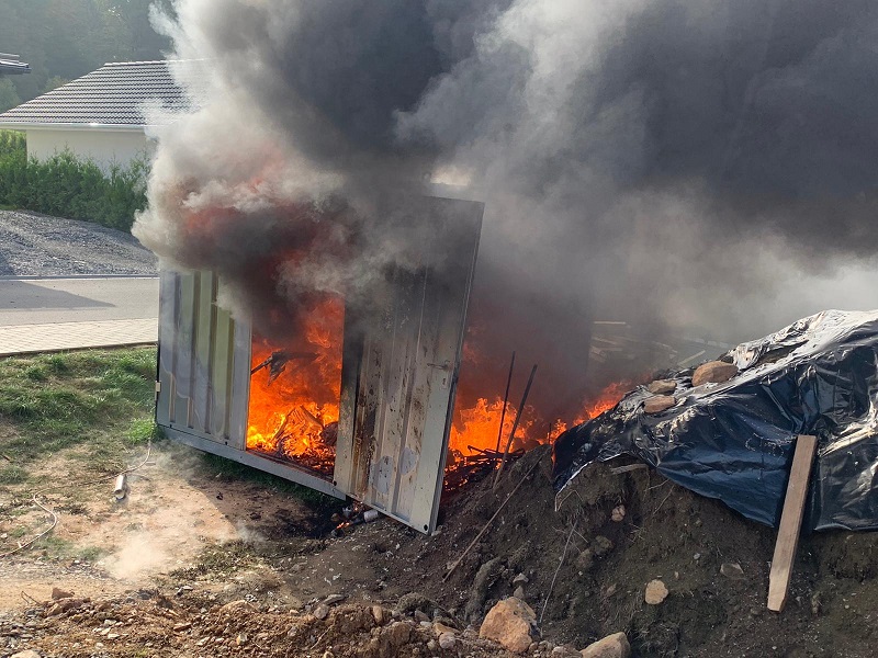 Lage bei Eintreffen der Feuerwehr (Fotos: Feuerwehr Steinebach)