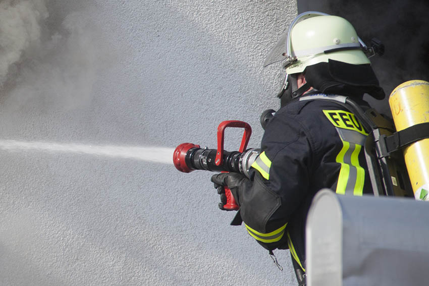 Brand eines Autos in einer Garage in Welschneudorf