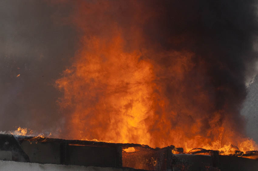 Garage und Wohnmobil wurden Raub der Flammen